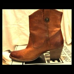 Frye Jackie Button short boots. Size 7. Cognac.